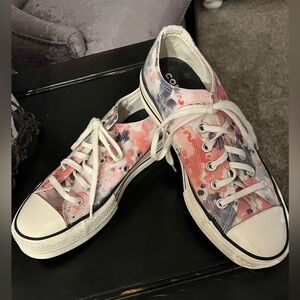 Converse Chuck Taylor All Star Platform Low Washed Florals Woman’s size 8.